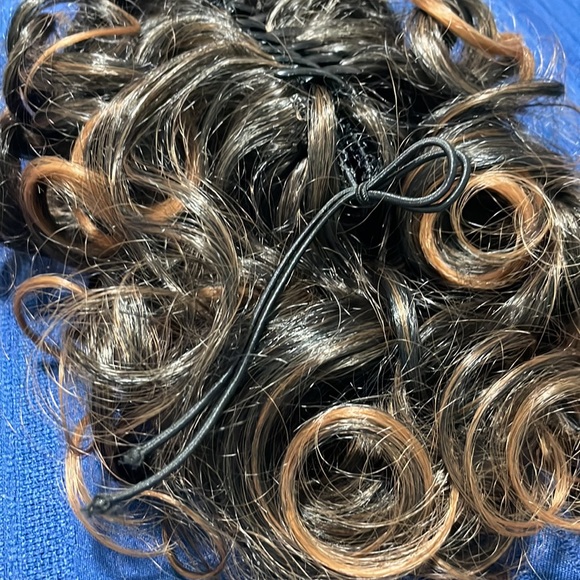 FREE w/ purchase synthetic ponytail extension - Picture 5 of 5